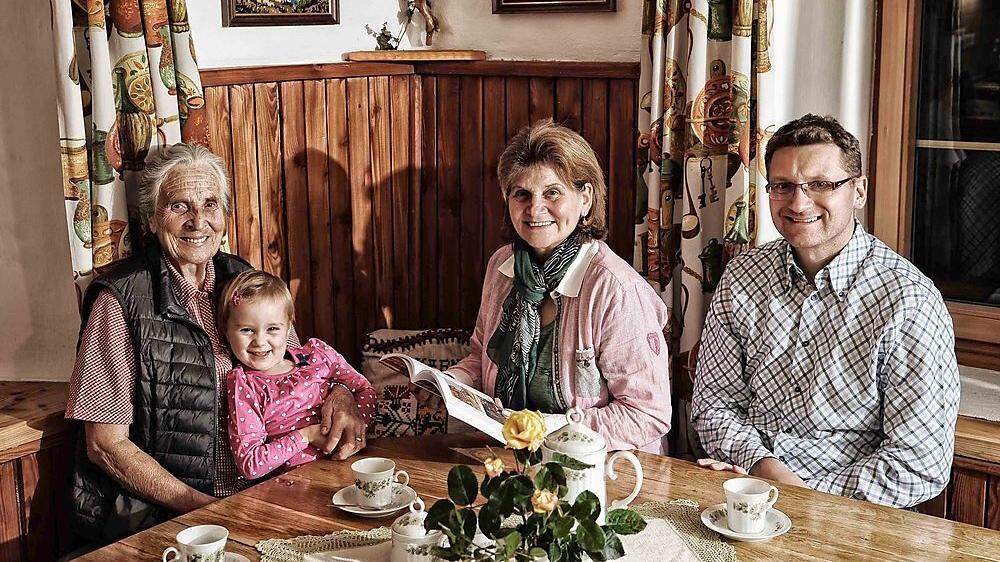 Vier Generationen an einem Tisch: Irmgard Pobaschnig (Zweite von rechts) mit ihrer Mutter Justine Fleischhacker (links), ihrer Enkelin Johanna und ihrem Sohn Karl-Heinz Pobaschnig