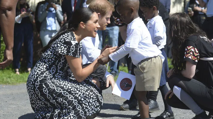 Nach einem Hochzeitsbesuch in Rom sind Prinz Harry, Herzogin Meghan und Baby Archie nun in Kapstadt gelandet.