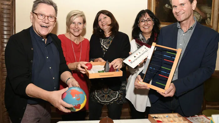 Referent Claus-Dieter Kaul mit Viktoria Schittenkopf (Pädagogin), Bettina Bärntatz (Obfrau Verein Funke), Eveline Wieser-Fröhlich (Pädagogin) und Gründungs-Elternobman Dietmar Koplenig (von links)