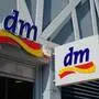 dm Geschäft in Wien dm-Geschäft in Wien, 04.06.18, Wien, Österreich, Zwei Logos befinden sich an einem Drogeriemarkt in Wien. *** dm Shop in Vienna dm Shop in Vienna 04 06 18 Vienna Austria Two logos are located at a drugstore in Vienna  