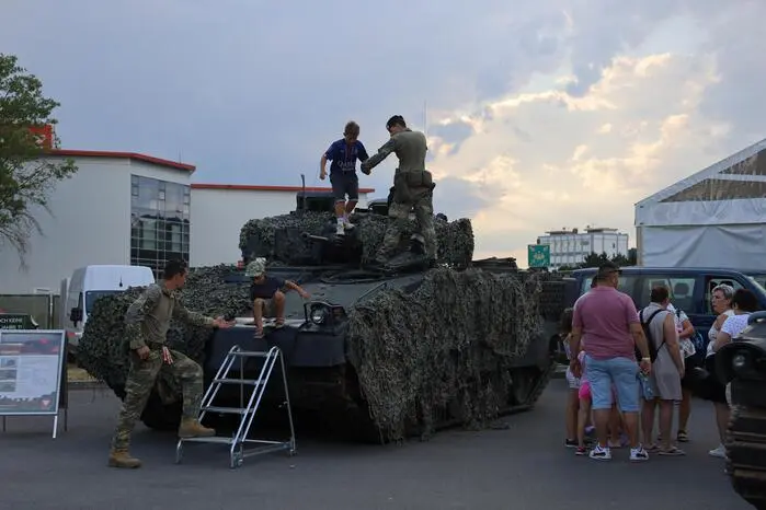 In den 60 bisherigen Festen stand immer die Unterhaltung verbunden mit militärischer Information im Vordergrund. 