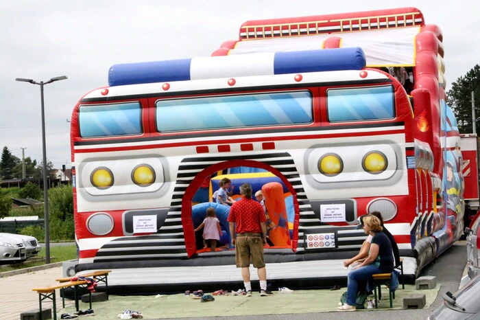 Für die Kleinen stand die Hupfburg im Mittelpunkt des Interesses. 