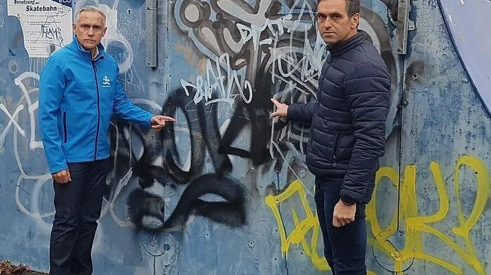 Sportreferent Jürgen Pfeiler und Sportamtschef Mario Polak vor einer der besprühten Rampen