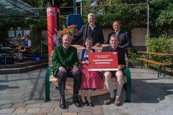 Landeshauptmann Hermann Schützenhöfer, Ulrike Sommersguter vom Gästeservice Wenigzell, Bürgermeister Herbert Berger sowie Redaktionsmanager Bernd Olbrich von der Kleinen Zeitung sowie Steiermark-Tourismus-Geschäftsführer Erich Neuhold.