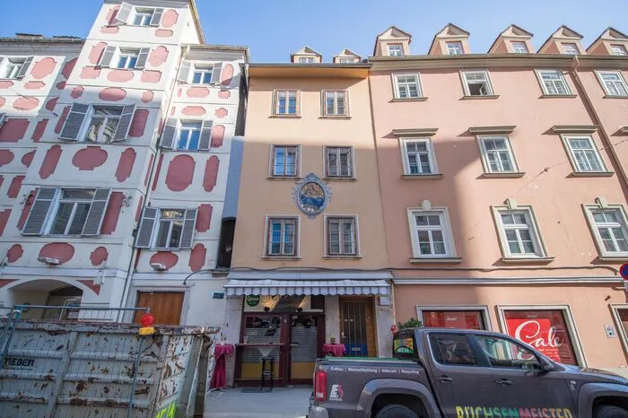 Raubergasse Nummer 5:Gehört zum Brühl-Gebäudekomplex. Unten das kleine Lokal wurde (wird?) vor allem von ehemaligen roten Stadtpolitikern gerne als Treffpunkt genützt