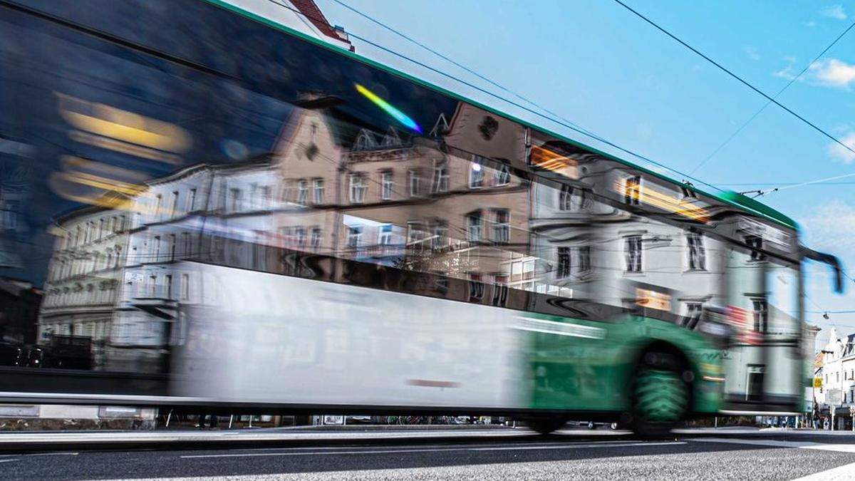 Fußgänger gibt an, dass er von einem Bus in Straßgang angefahren wurde (Sujetbild)