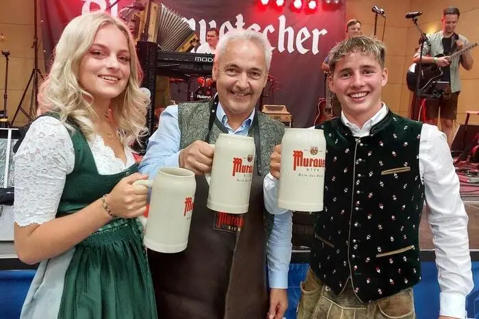 Auftakt in das Geschehen war der Bieranstich mit Bürgermeister Gottfried Reif, LJ-Obmann Gabriel Schwab und Leiterin Iveta Schlager