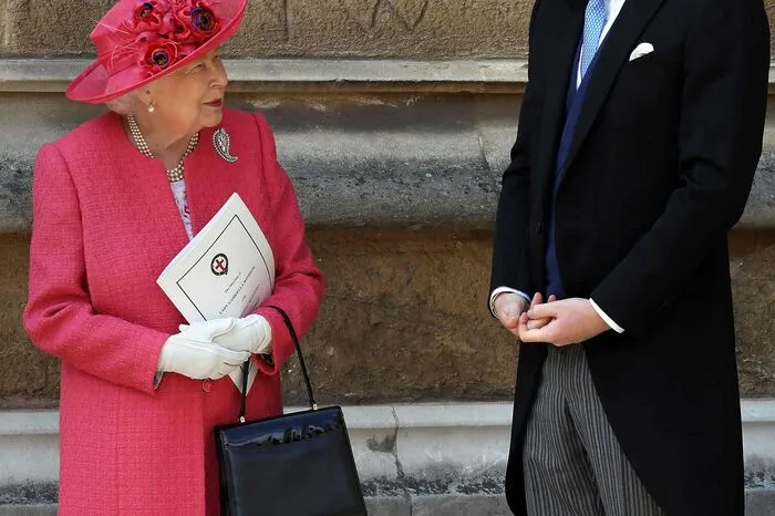 Ähnlich wie beim Brexit gibt es auch beim Megxit eine Übergangsphase. Die Einigung mit dem Königshaus sah vor, nach einem Jahr den Prozess zu bewerten und zu vereinbaren, wie es weitergeht. Dabei geht es etwa darum, dass das Paar auf die lukrative Marke "Sussex Royal" und die Anrede "Königliche Hoheit" verzichtet. Palast-Insider mutmaßten jedoch bereits, mit den Netflix- und Spotify-Deals sei eine Rückkehr in die Reihen der Royals nahezu ausgeschlossen. Auf Dauer könne das Paar sich eben nicht das Beste aus zwei Welten herauspicken, so Kritiker.