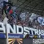 Die Landstraße ist die Linzer Hauptstraße, die „Landstrassler“ der größte Fanklub der Linzer auf der Gugl - der zweite Linzer Klub, Blau-Weiß, kämpft gegen den GAK um den Verbleib in der Liga 