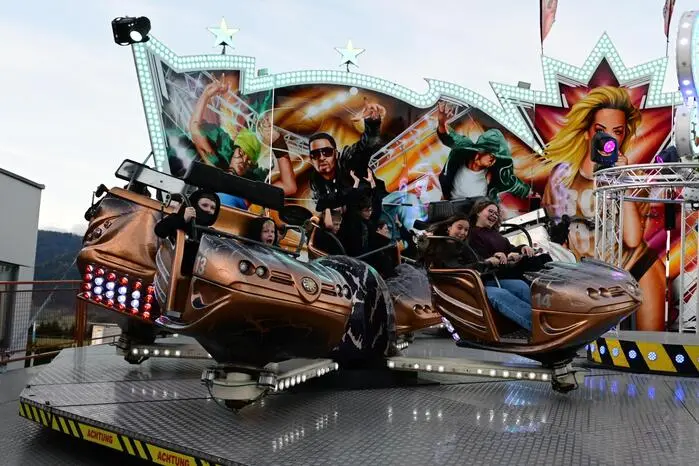 Im Halloween-Park stand ein gut besuchtes Horrorhaus, ein riesiger Twister, und in der Eishalle fand ein Grusel-Eislaufen statt. Bis in die Morgenstunden tanzte man dann bei der Halloween-Party, die für Horror-Fans keine Wünsche offenließ.