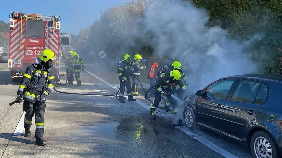 Unter schwerem Atemschutz wurde der Brand gelöscht