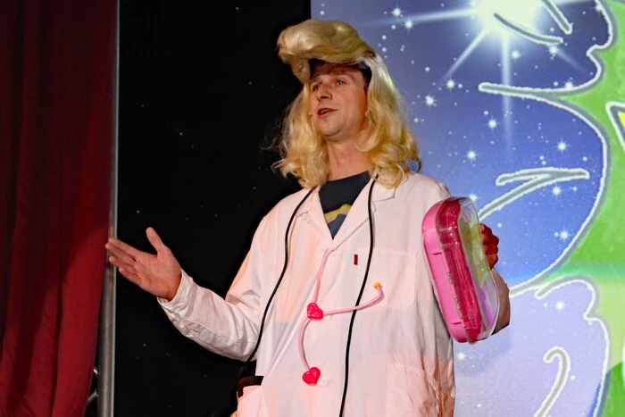 Philipp Jörl führte als "Dr. Fön" durch das Programm