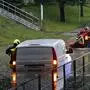 Ein Autofahrer musste aus einer mit Wasser vollgelaufenen Eisenbahn-Unterführung gerettet werden