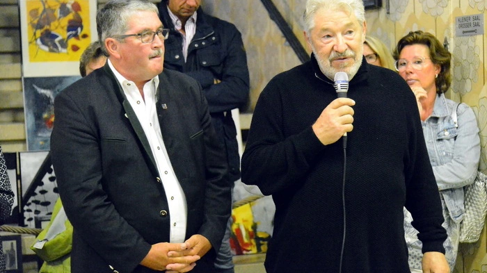 Vizebürgermeister Ino Bodner und der Obmann des Vereins "kultur.im.puls", Gerhart Weihs eröffneten das Projekt "Kunst am Abend" in Seeboden.