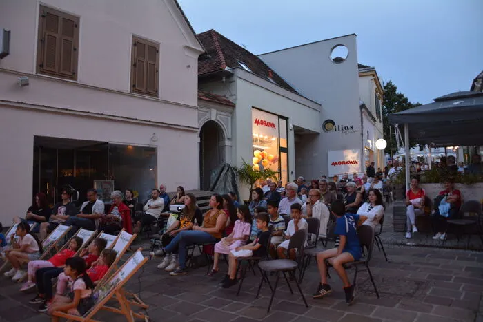 Für die Vorführung wurden rund 200 Sessel in der Gasse aufgestellt.