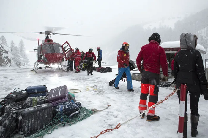 Ein Helikopter-Shuttle konnte wegen des schlechten Wetters nur einige Gäste, die abreisen wollten, ausfliegen.