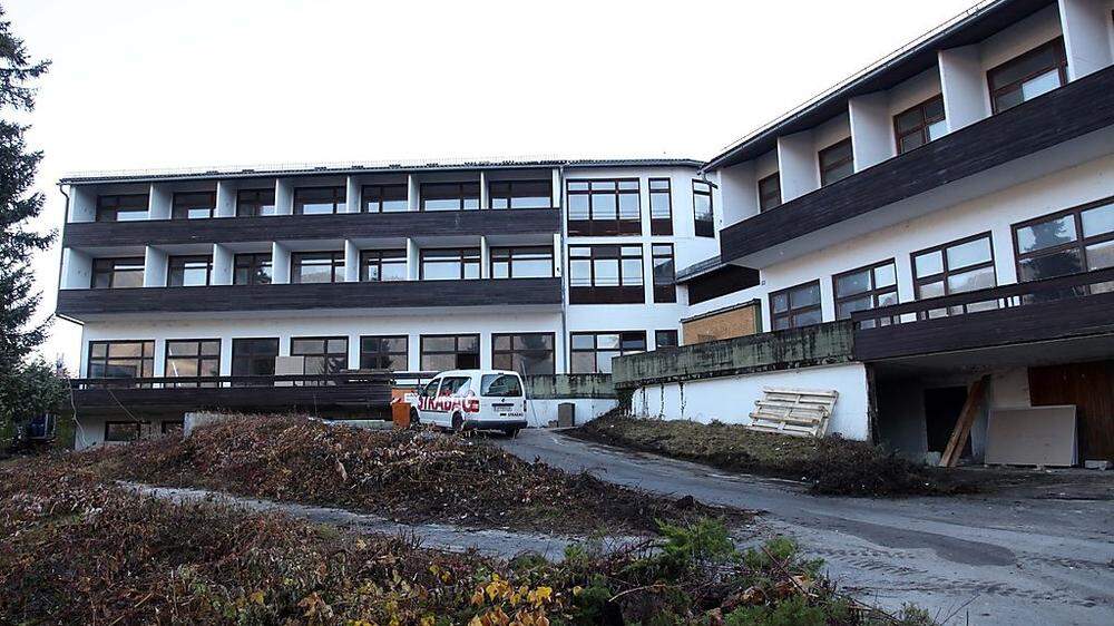   Die Bauarbeiten im ehemaligen Kriegsblindenheim Ossiach für das geplante Verteilerzentrum laufen 