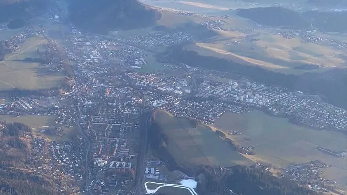 Leser-Reporter Günter Reisner macht seinem Namen als "GuentAIR" alle Ehre: Mit dieser Aufnahme zeigt er, wie Trofaiach aktuell von oben aussieht. Bis auf den Rundkurs der Langlaufloipe lässt der Winter noch immer auf sich warten.