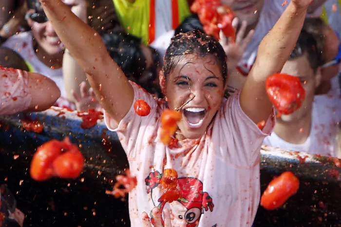 An die Ursprünge der Tomatina erinnert sich niemand mehr so genau. Vor etwa 70 Jahren wurde die Tradition geboren, so viel scheint sicher. Eine Version besagt, dass damals eine Gruppe Jugendlicher einen Straßenmusikanten geärgert haben soll, der daraufhin zu Paradeisern griff, um sich zu wehren - und so die erste Schlacht entfachte.