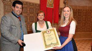 Klara Hütter und Gert Rundhammer überreichten an Herta Pirker die Ehrenurkunde des Papstes 