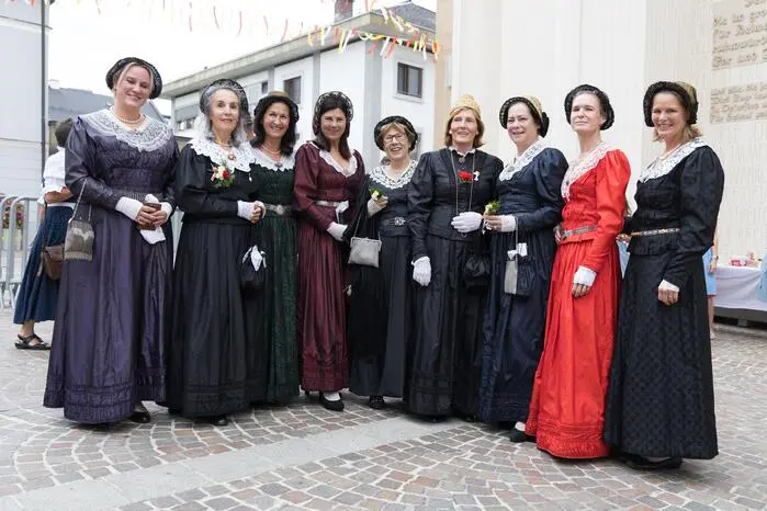 Die Villacher Bürgerfrauen mit Obfrau Tanja Karl (vierte von links) sind auch Teil des Festzugs anlässlich der Eröffnung