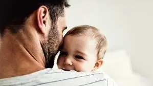 Ein Mann mit einem Baby im Arm