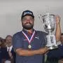 J.J. Spaun strahlte 2025 mit der Kopie der Kopie der Championship Trophy