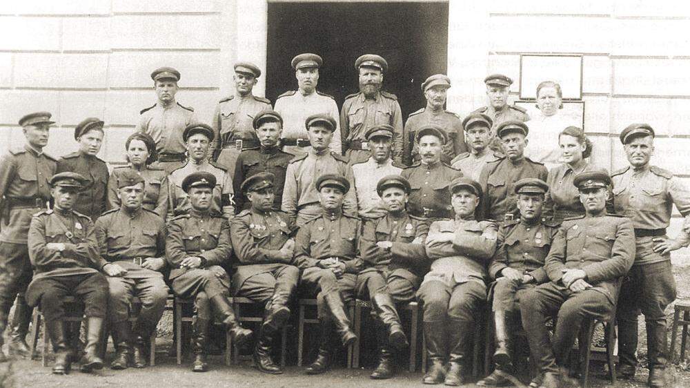 Russische Soldaten und Soldatinnen vor der Kommandantur in Voitsberg