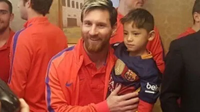 Murtasa mit seinem Idol Lionel Messi