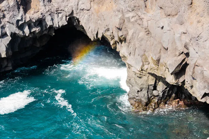 Die Insel bietet neben schroffen Kliffen auch wunderschöne Buchten mit türkisem Wasser.