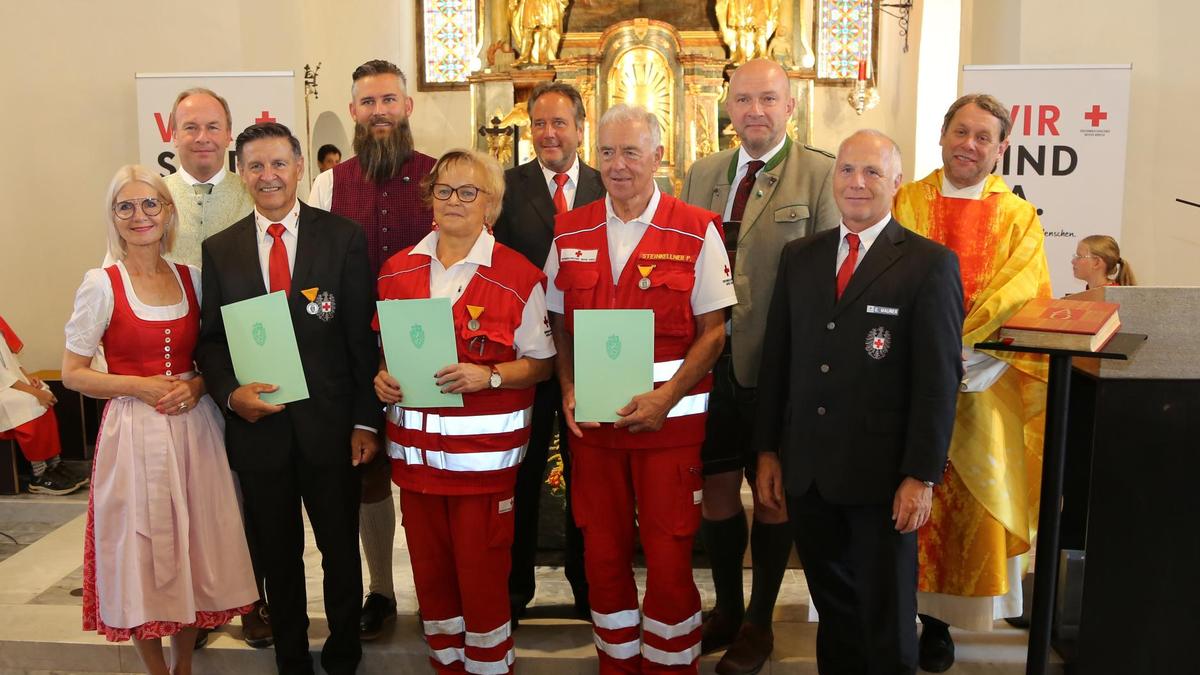 Georg Moitzi sowie Johanna und Peter Steinkellner (vorne mit Urkunden) sind seit Gründung der Ortsstelle dabei und wurden ausgezeichnet. Im Bild mit zweiter Landtagspräsidentin Gabriele Kolar, Bezirksstellenleiter Gernot Maurer (vorne) sowie Bürgermeister Peter Bacher, LAbg. Robert Reif, Bezirksrettungskommandant Peter Hackl, LAbg. Bruno Aschenbrenner und Pfarrer Heimo Schäfmann (hinten von links)