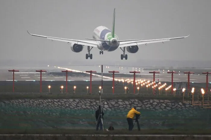 Der staatliche Flugzeugbauer Comac will mit dem Flieger, der über 168 Sitzplätze und eine Reichweite von 4.075 Kilometern verfügt, der bisher übermächtigen amerikanischen und europäischen Konkurrenz Marktanteile abnehmen.