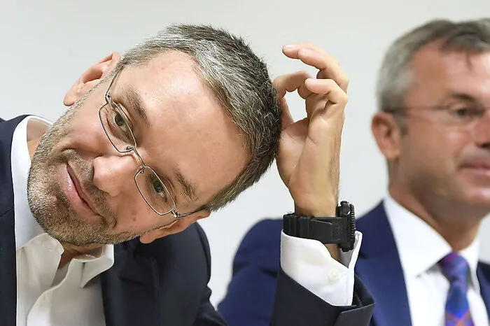 "Wir treffen uns nicht Sonntagnachmittag und machen einengemeinsamen Familienausflug." - Kickl sieht ein "professionelles Arbeitsverhältnis" zu Hofer. "Ich selbst bin bereit, meinen Beitrag dazu zu leisten." - Und der Klubobmann will Hofer auch als Parteichef beerben.