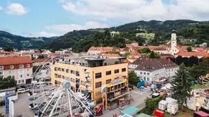 Eine Stadt mit zahlreichen Fahrgeräten
