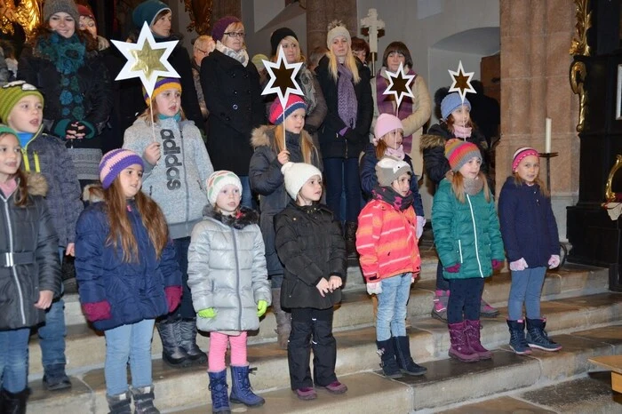 Bezirksobmann Gert Rundhammer dankte den vielen Besuchern für die Bereitschaft notleidenden Menschen zu helfen und den mitwirkenden Chören für die besinnliche Adventstunde in der Pfarrkirche Mariahof.