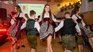 Die angehenden Wein- und Obstbauern tanzten eine beschwingte Polonaise