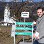 Sebastian Schuschnig (ÖVP) auf dem Weg zur Stimmabgabe in Steindorf