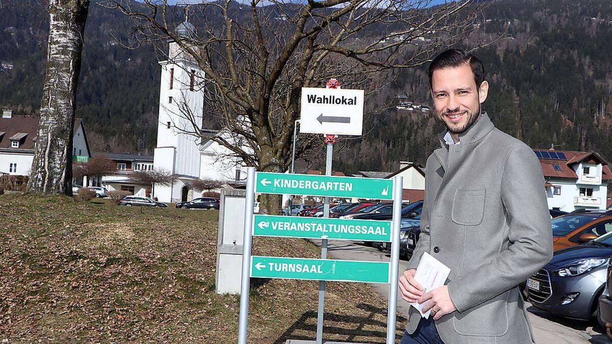 Sebastian Schuschnig (ÖVP) auf dem Weg zur Stimmabgabe in Steindorf