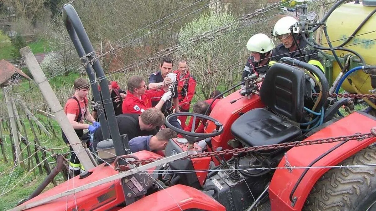 Rettung des verunfallten Weinbauern aus dem steilen Gelände