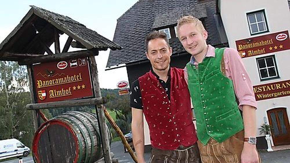 Die gebürtigen Bayern Daniel Lunglmeir (links) und Maximilian Staber eröffneten im Juli 2014 gemeinsam das „Panoramahotel Almhof“ in Lavamünd