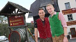 Die gebürtigen Bayern Daniel Lunglmeir (links) und Maximilian Staber eröffneten im Juli 2014 gemeinsam das „Panoramahotel Almhof“ in Lavamünd