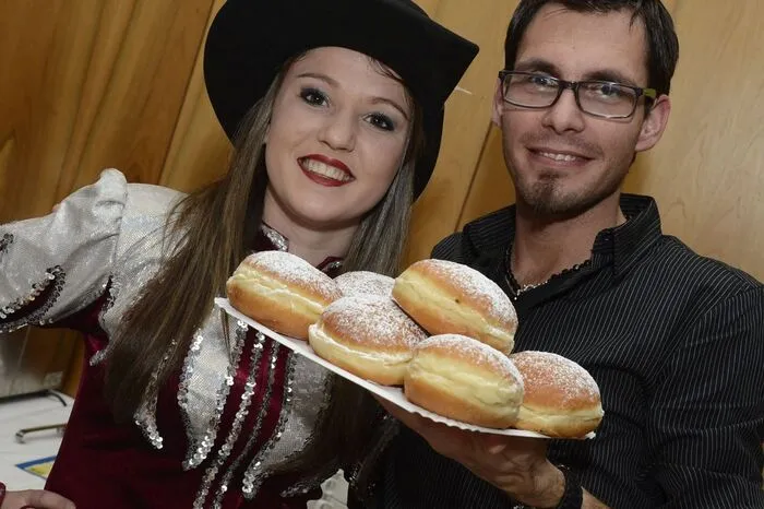 Unter den Gästen waren diesmal alle Kandidaten der verschiedenen Parteien für das Bürgermeisteramt, angeführt vom Hausherrn Gerhard Pirih, die zur Pause alle mit dem Prinzenorden geschmückt worden sind, ebenso wie viele Freunde der Gilde und zahlreiche Promis aus der Bezirksstadt.