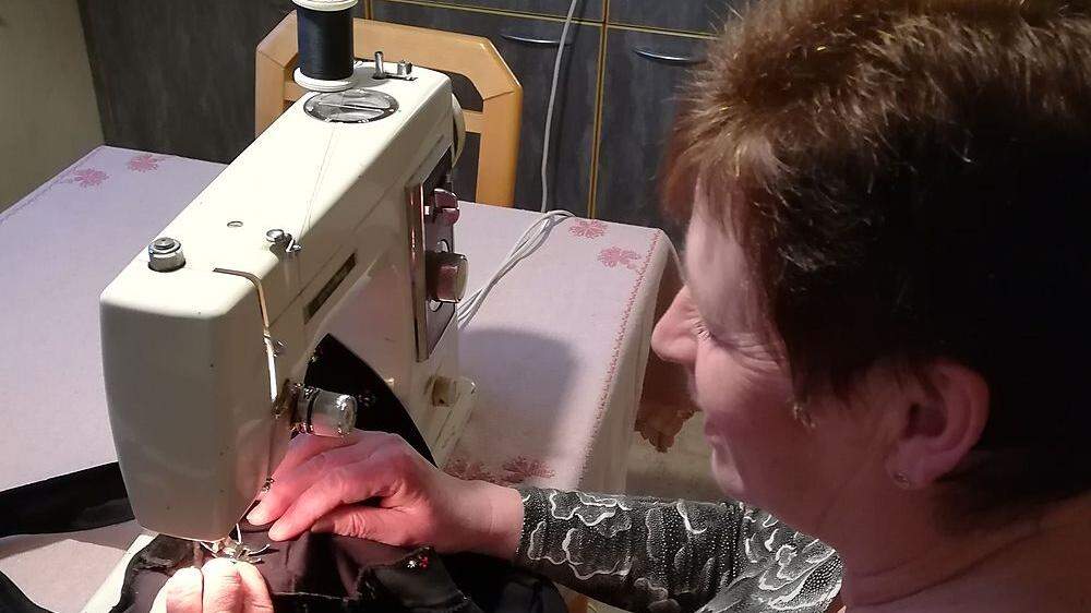 Maria Kaufmann hat vor 42 Jahren zur Firmung eine Nähmaschine bekommen. Sie ist noch immer in Verwendung