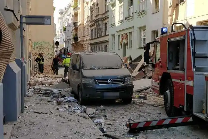 Mehr Bilder von den Schäden und dem Einsatz vor Ort!