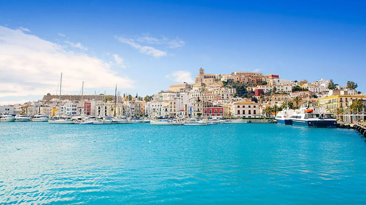 Hippe Clubs, angesagte Lokale und Traumstrände findet man auf Ibiza