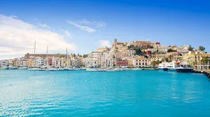 Hippe Clubs, angesagte Lokale und Traumstrände findet man auf Ibiza