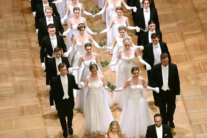 Neben den Debütantinnen sorgten die Ballettakademie, der Kinderchor sowie einige Solisten für Begeisterung
