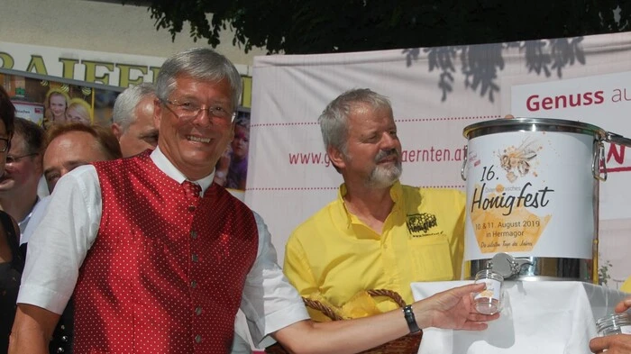 Alles dreht sich dieses Wochenende in Hermagor um das süße Gold. Zahlreiche Ehrengäste ließen sich das Honigfest nicht entgehen. Landeshauptmann Peter Kaiser nahm den Honiganschnitt vor.