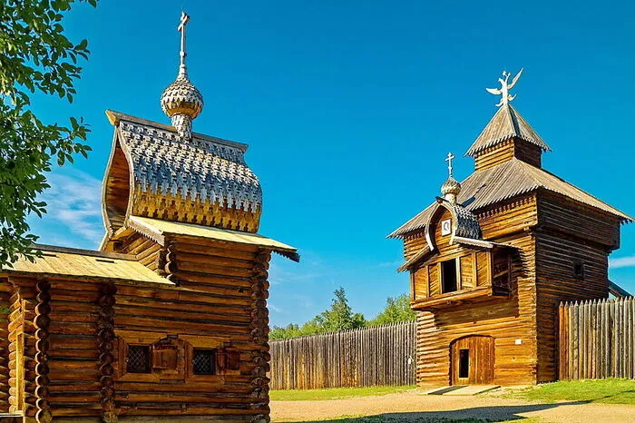 Talzy. Am Ufer der Angara liegt das Freilichtmuseum, in dem der Historiker W. Swinin und die Architektin G. Oranskaja hölzerne Bauten aus ganz Ostsibirienausgestellt haben. Viele wurden durch die Errichtung vonStaudämmen vor der Überflutung gerettet, abgetragen und originalgetreu wieder aufgebaut.