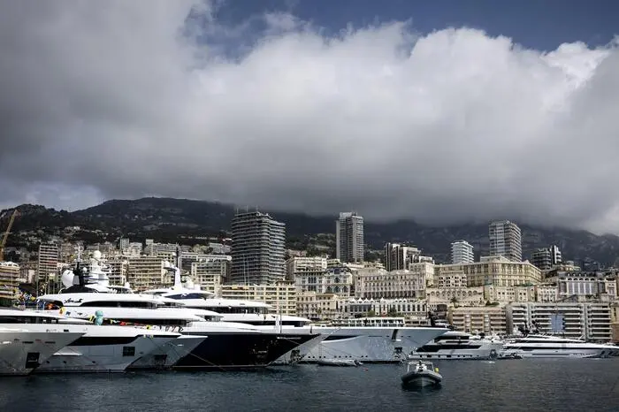 Seit Jahrzehnten ist das Rennen im Fürstentum bekannt für Luxus und Glamour. Zahlreiche Stars kommen zum Grand Prix. 